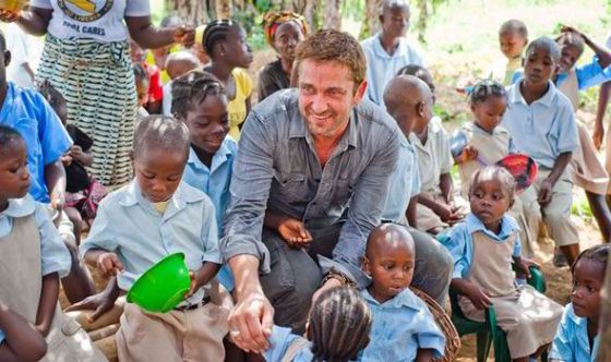 Gerard Butler in Liberia ©Chris Watt