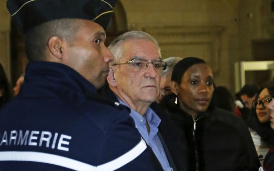 Alain Gauthier, center, a French school teacher and creator of the Collective of Civil Plaintiffs for Rwanda, and his wife Dafroza Gauthier, right, arrive at Paris law court for the trial of Pascal Simbikangwa, a 54-year-old former Hutu intelligence chief, who faces charges of complicity in genocide and complicity in war crimes, at Paris law court, Tuesday Feb. 4, 2014. (AP Photo/Remy de la Mauviniere)